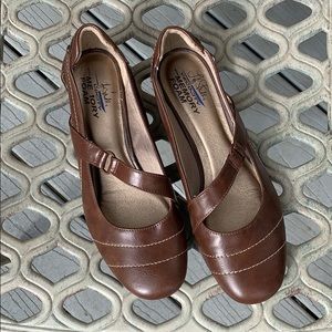 Life Stride Brown leather flats